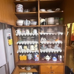 食器棚と食器セットの画像