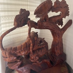 トラと鷹の木彫の画像