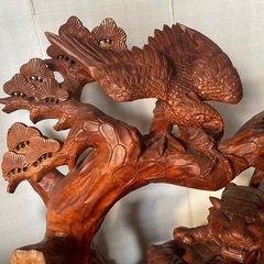 トラと鷹の木彫の画像