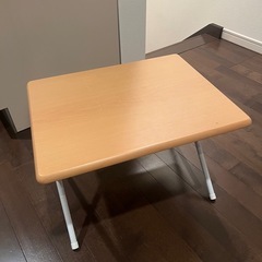 折りたたみテーブルの画像