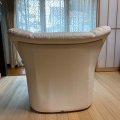 白いソファ　1人用　レザー？の画像