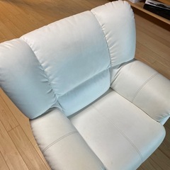 白いソファ　1人用　レザー？の画像
