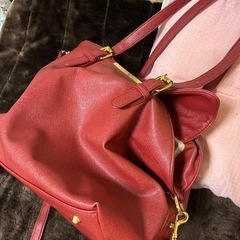 赤のショルダーバッグの画像