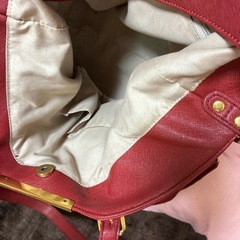 赤のショルダーバッグの画像