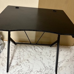 ゲーミングデスクの画像