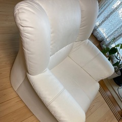 白いソファ　1人用　レザー？の画像