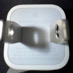 Apple社のUSB-C電源アダプターとコードクランプの画像