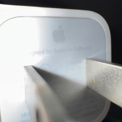 Apple社のUSB-C電源アダプターとコードクランプの画像