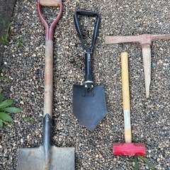 ガーデンツール一式(スコップ、ハンマー、つるはし)の画像