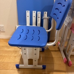 子ども用　机　2つ　ピンクと青の画像