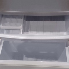 冷蔵庫【配達無料お届け設置出来ます💫都内近郊🚚】✨信頼のSHARP製✨2021年新品購入✨左右開きどっちでもドア採用💫❄️極美品✨除菌クリーニング済品✨他にも冷蔵庫.洗濯機.電子レンジ.オーブン電子レンジ.炊飯器.テーブル&椅子.机&チェアー.ベット&マットレス.ドレッサーなど多種多様な美品が有ります✨お気軽にお問い合わせ下さい💫の画像