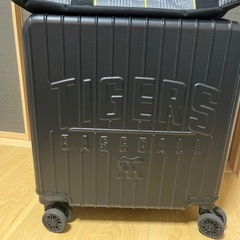 阪神タイガース　キャリーケース　ショルダーバッグの画像