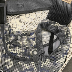 新品未使用 超軽量コンパクト持ち運びに便利な外出用 犬バック、猫バッグ・斜め掛けタイプのペット用バックパックの画像