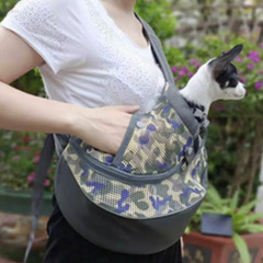 新品未使用 超軽量コンパクト持ち運びに便利な外出用 犬バック、猫バッグ・斜め掛けタイプのペット用バックパックの画像