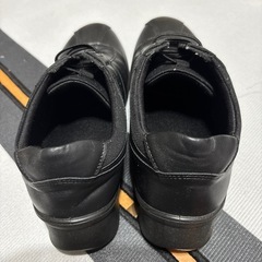 ブラック スニーカーの画像