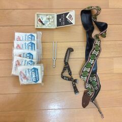 フォークギター、音叉、一部壊れてるケース等々一式の画像