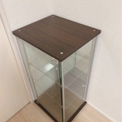 背面ミラーのガラスキャビネットの画像