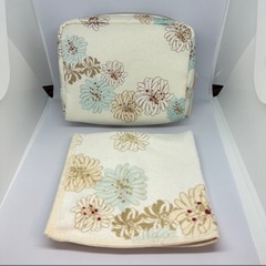 ❤️未使用❤️PAUL&JOE  化粧ポーチ&ハンカチセット✨の画像