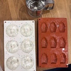 マドレーヌの型、ドーナツ型、粉ふるいの画像