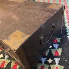 アンティークショップの陳列箱？の画像