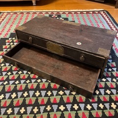 アンティークショップの陳列箱？の画像