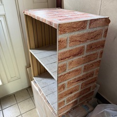 リメイクシートが貼られた既製品の棚③の画像