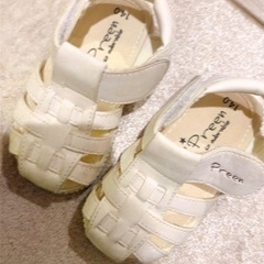 ホワイトのPreen製ベビーサンダル、14.0cm、マジックテープ留めの画像