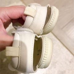 ホワイトのPreen製ベビーサンダル、14.0cm、マジックテープ留めの画像