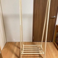 北欧風木製ハンガーラックの画像