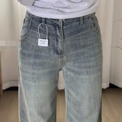 新品未開封 浅色デニムで爽やか＆着回し力抜群。春・夏・秋と長く活躍  ワイド×ストレートシルエットで、ヒップ幅や太ももをさりげなくカバー  ゆったりとした履き心地で脚に張り付かず、歩くたびにこなれ感の画像