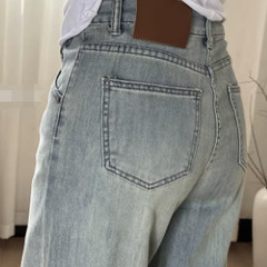 新品未開封 浅色デニムで爽やか＆着回し力抜群。春・夏・秋と長く活躍  ワイド×ストレートシルエットで、ヒップ幅や太ももをさりげなくカバー  ゆったりとした履き心地で脚に張り付かず、歩くたびにこなれ感の画像
