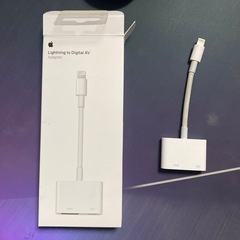 ライトニングアダプタ明日取引可能な方に4000円で販売します。の画像