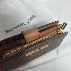 【未使用】 マイケルコース 二つ折り財布 の画像