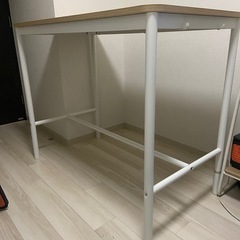 テーブル　机　と椅子の画像