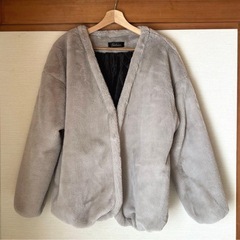 ノーカラーボリューム　フェイクファーコート　ラビットファーコート　ライトグレーの画像