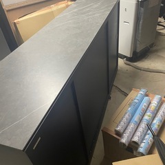 大理石大型食器棚の画像