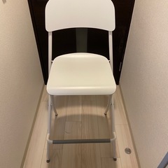 テーブル　机　と椅子の画像