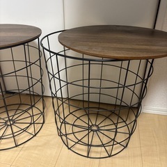 ワイヤーバスケット型のサイドテーブルの画像