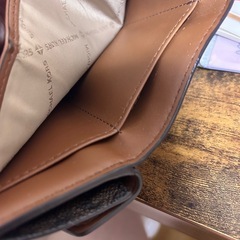 財布マイケルコース 裂け目あり、、の画像