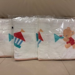 新品未使用　フード付きベビーバスタオル　3枚　ファミリア　familiar　こどもちゃれんじの画像