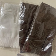 アメニティセット　靴下、カミソリ、携帯用折りたたみブラシなどの画像