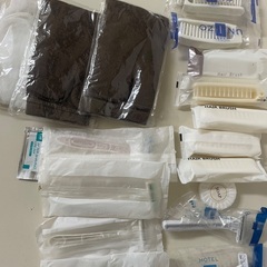 アメニティセット　靴下、カミソリ、携帯用折りたたみブラシなどの画像