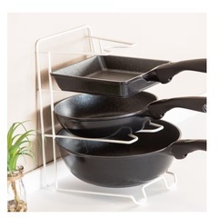 たて よこ置ける フライパンスタンド(ホワイト)の画像