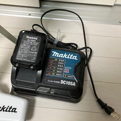 makita　コードレス掃除機　充電器付きの画像