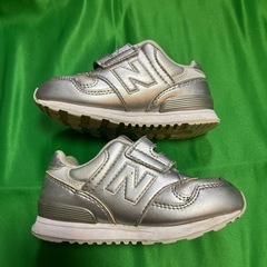 中古　幼児靴　スニーカー　16cm ニューバランス　シルバーの画像