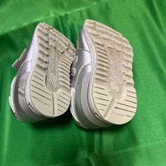 中古　幼児靴　スニーカー　16cm ニューバランス　シルバーの画像