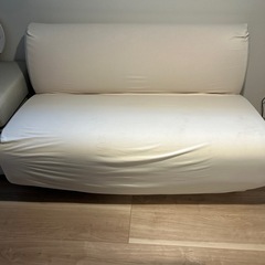 真っ赤なレザーソファーの画像