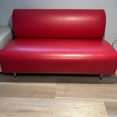 真っ赤なレザーソファーの画像
