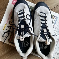 一回のみ着用のスニーカーの画像