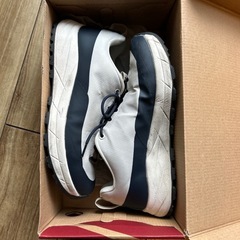 一回のみ着用のスニーカーの画像